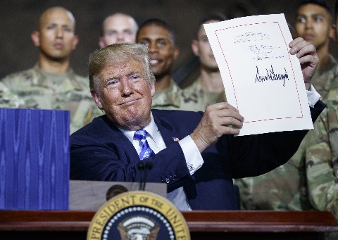 Дональд Трамп подписал военный бюджет на 2019 год