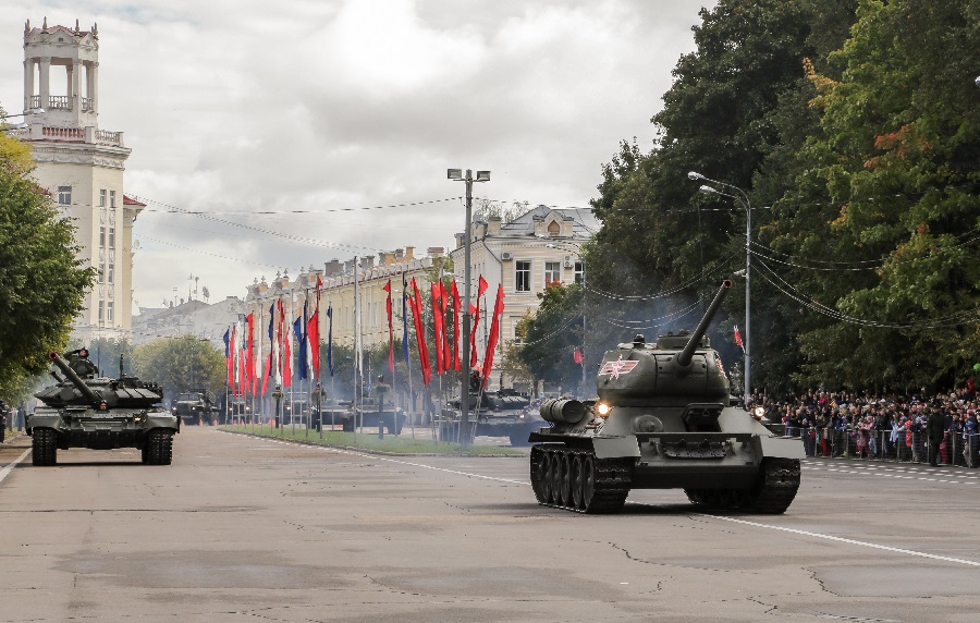 В Смоленске в честь 75-летия освобождения от гитлеровцев прошел военный парад