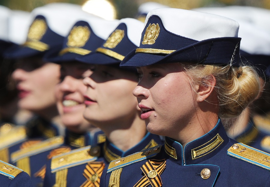 У российских женщин растет интерес к службе в армии