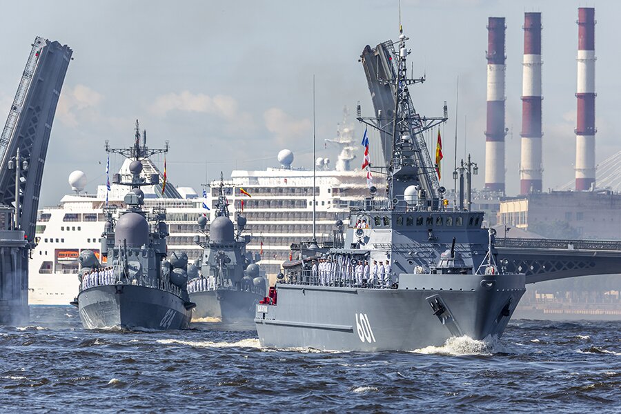 В Санкт-Петербурге прошла сводная репетиция парада ко Дню ВМФ