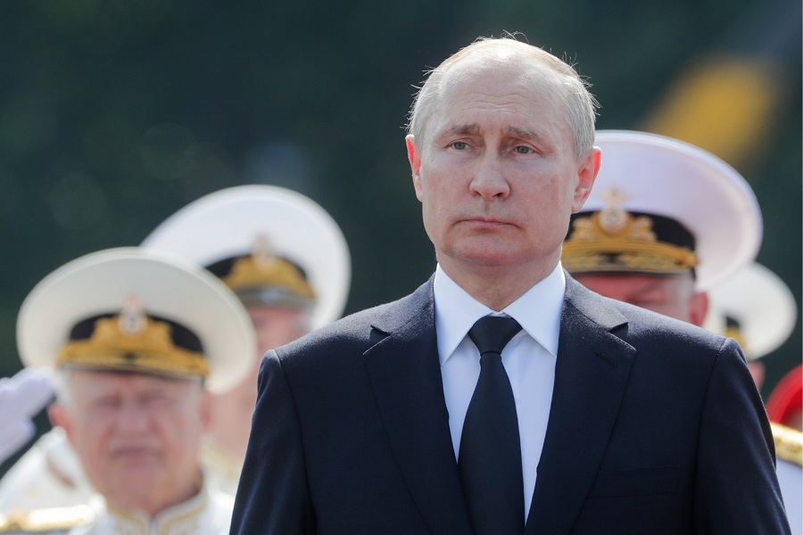 Президент РФ В.Путин принял участие в параде в честь Дня ВМФ России в Санкт-Петербурге