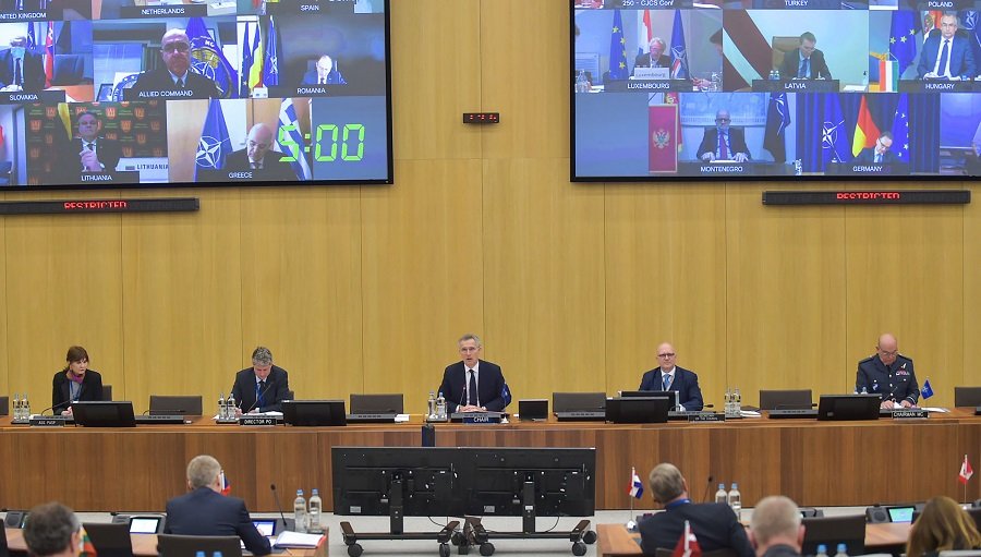 Страх перед «российской угрозой» и новыми болезнями: чего ждать от саммита министров обороны НАТО?