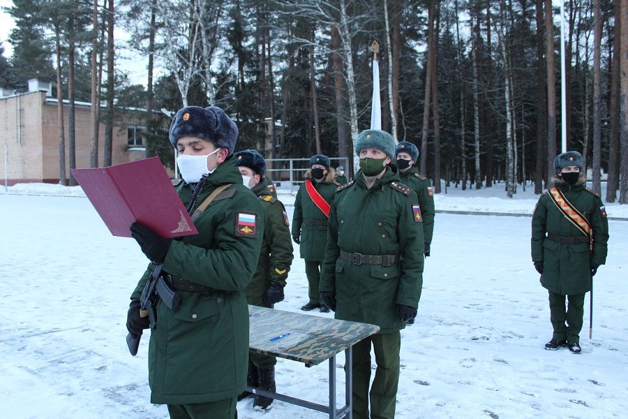 Под Москвой военные кинологи торжественно приняли присягу