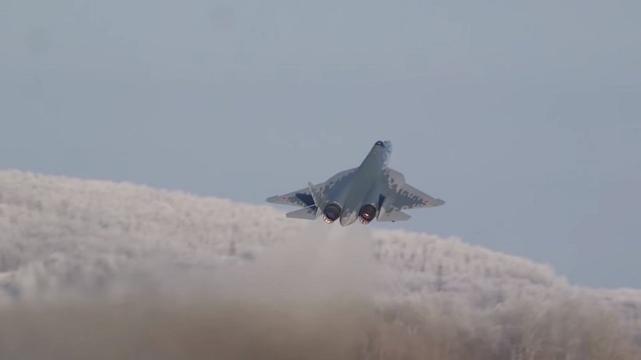 Король неба: опубликованы кадры полета истребителя пятого поколения Су-57