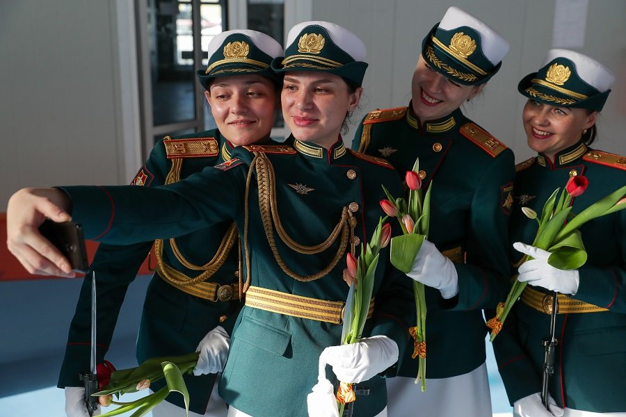 День весны и красоты: как в Армии России и за рубежом служат представители прекрасной половины планеты