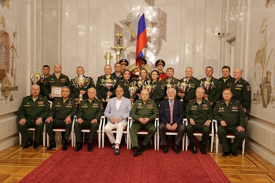 Лучшим участникам военного парада на Красной площади вручены переходящие кубки