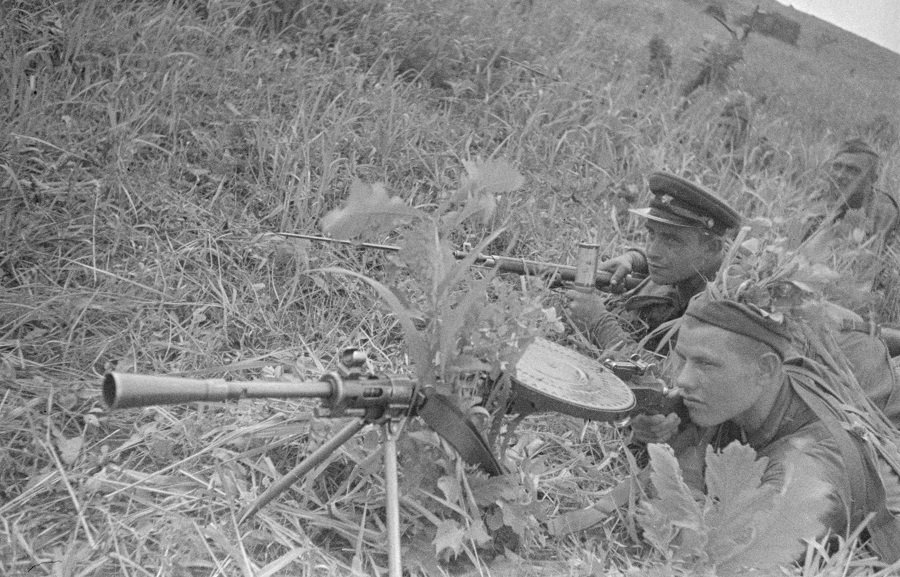 «Ночью чёрной, ночью тёмной - был приказ по фронту дан.  Завязался бой упорный - возле озера Хасан...»