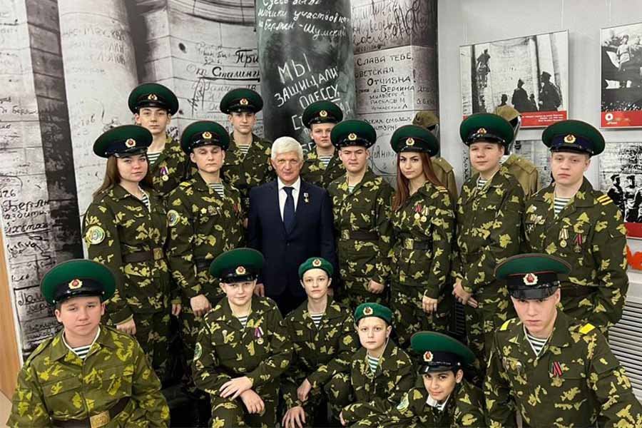 Есть такая профессия: герой России Аркадий Корольков провел встречу с кадетами ЯНАО