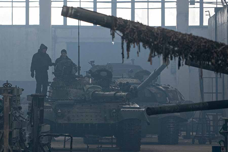 За чей счет банкет? Британия скупает советское вооружение для поставок на Украину