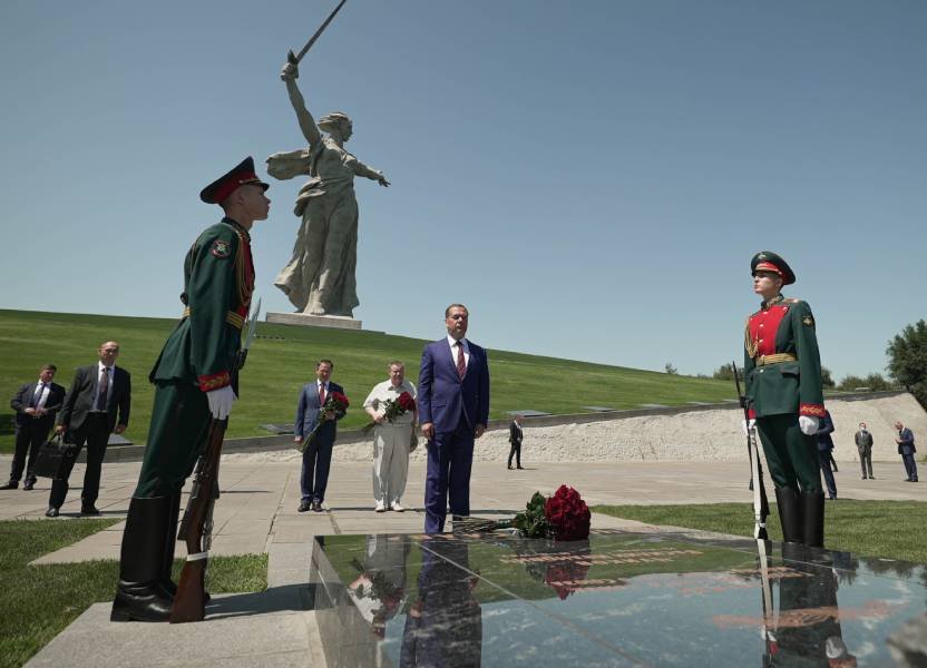 Подвигу твоему, Сталинград