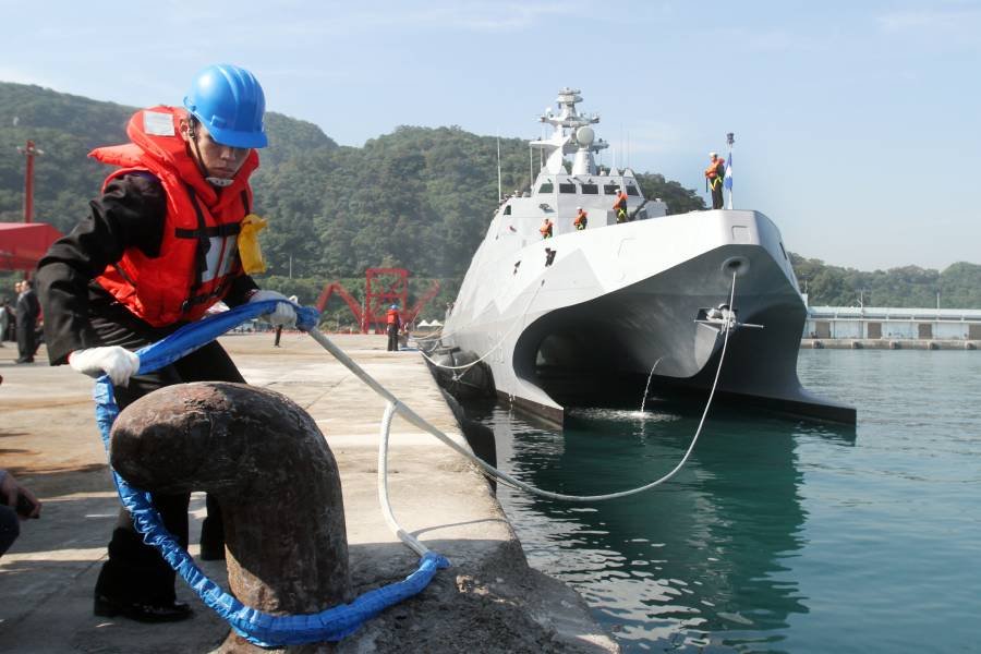 Тайвань запускает ракетный корвет, чтобы дать отпор китайским военным кораблям