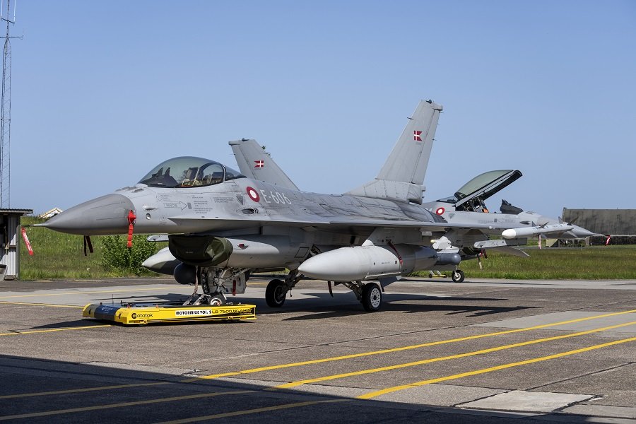 Американский F-16 в небе над Черным морем: хищник или добыча?