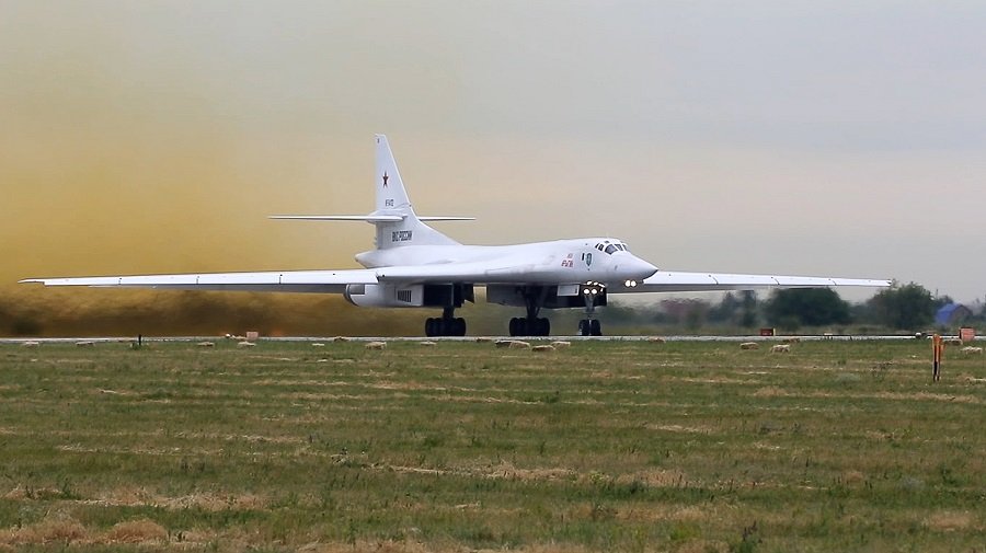 Россия использует самый быстрый и тяжелый в мире сверхзвуковой бомбардировщик Ту-160 «Белый лебедь» против США и Японии