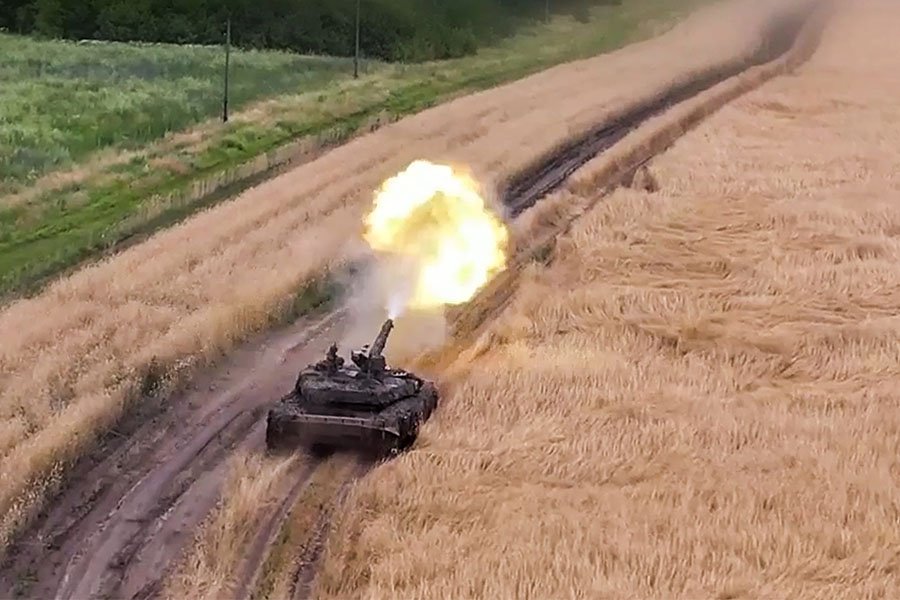 Броня российского Т-90 «Реликт» выдерживает прямое попадание 150-мм зенитной артиллерийской установки.