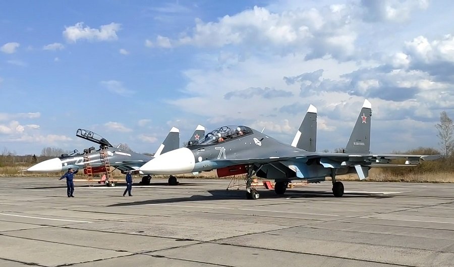Российские истребители Су-27 перехватывают и сбивают самолеты НАТО, атакующие Калининград в ходе новых учений