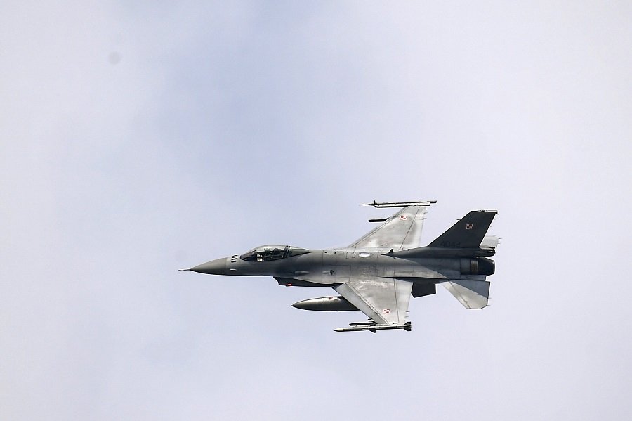 Грузовики привезли на Украину из Польши два разобранных F-16