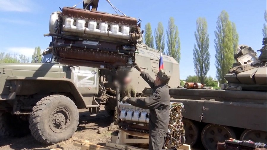 Россия заменяет танковый двигатель за 48 часов и делает это на фронте