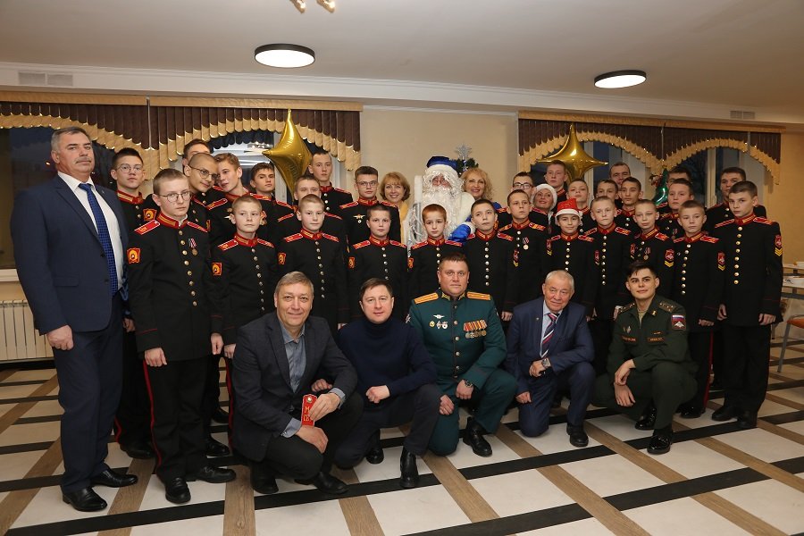 Родные стены встретили домашним теплом: выпускники Московского СВУ навестили юных суворовцев