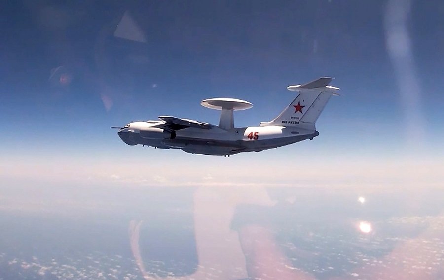 Российский летающий радар А-50 продолжает выслеживать украинские истребители