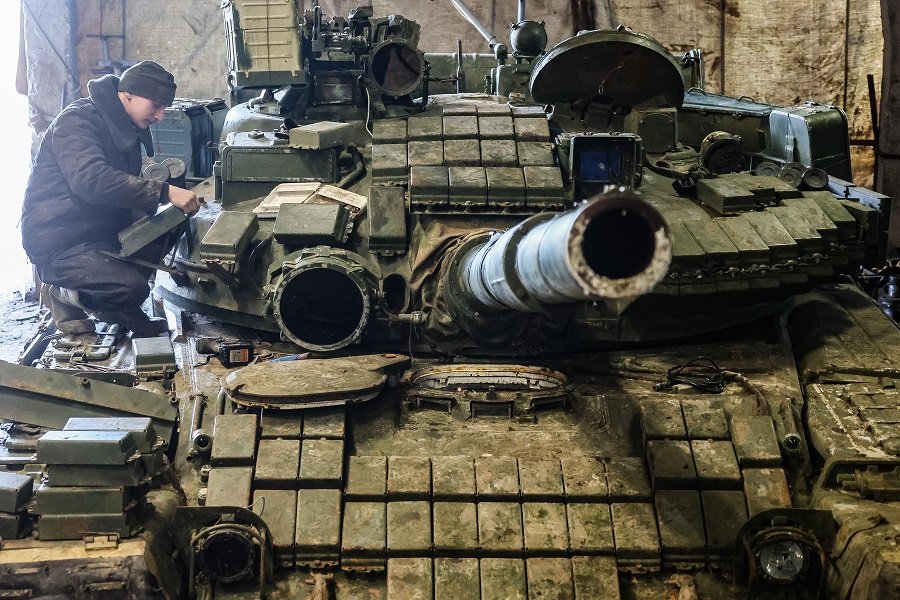 Российские войска проводят полевой ремонт танков по заводским стандартам