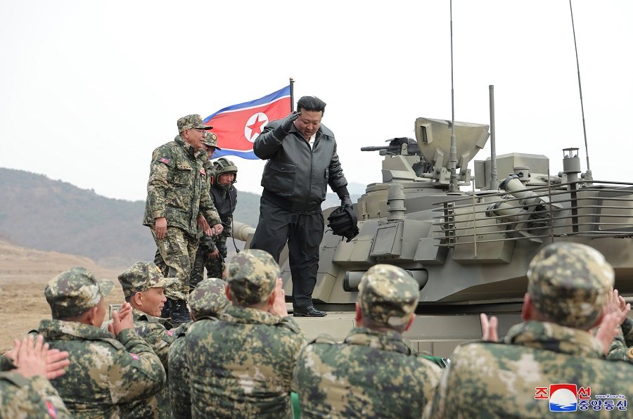 Вооруженные встроенными «клетками» и пусковыми установками ПТРК, северокорейские танки извлекают ключевые уроки из конфликта на Украине и в Газе
