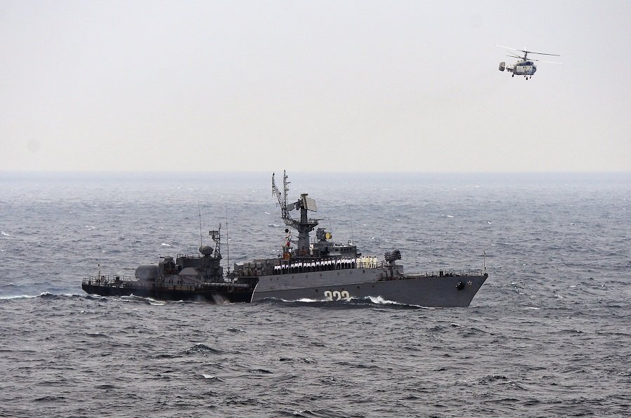 Три российских военных корабля следят за вражеской подводной лодкой в Японском море