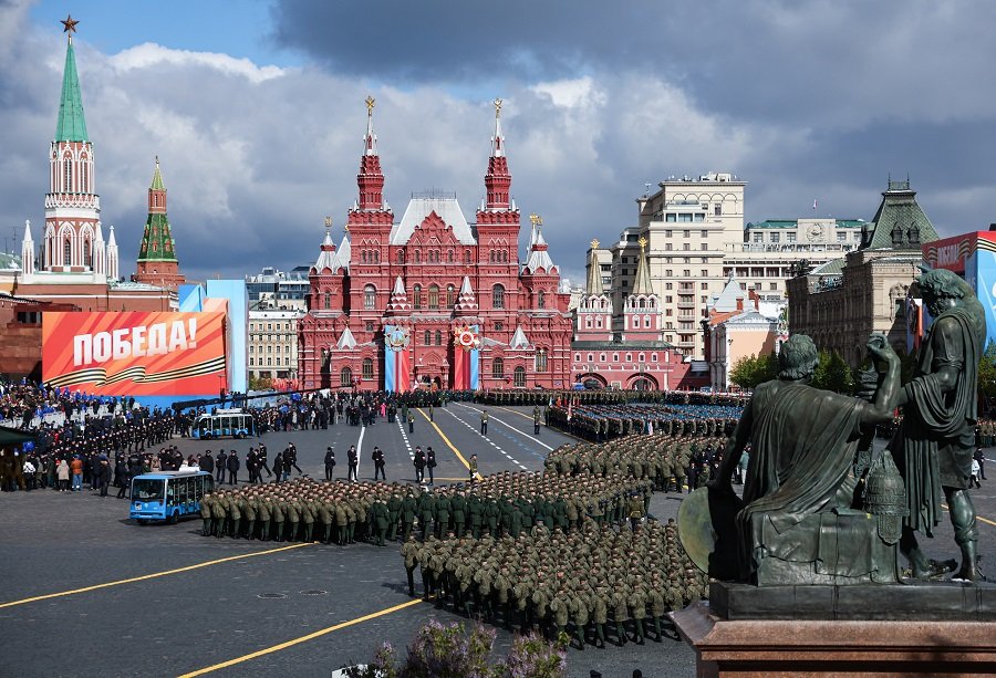 «Это праздник со слезами на глазах»: Россия отмечает День Победы
